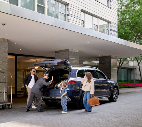 People arriving to a Rudin property