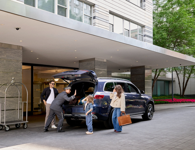 People arriving to a Rudin property