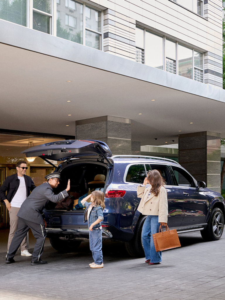 People arriving to a Rudin property