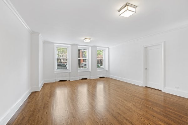 01E - Photo 1