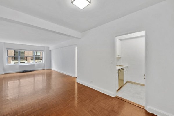 _Midtown East Dining Area