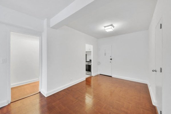 _Midtown East Dining Area