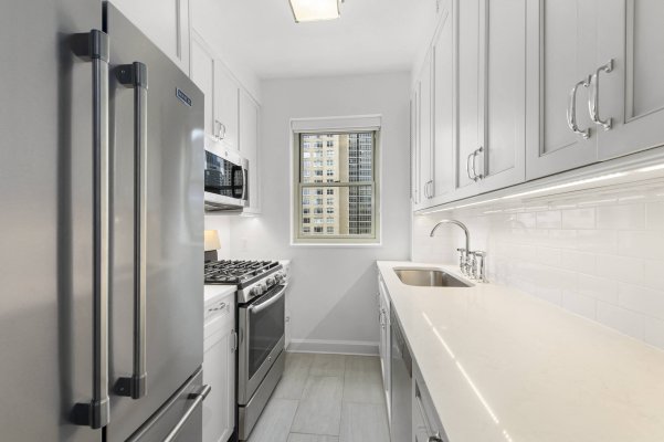 Luxury Renovated Gourmet Kitchen