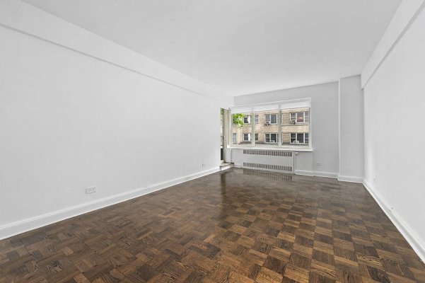 Expansive Living Room Rudin Murray Hill