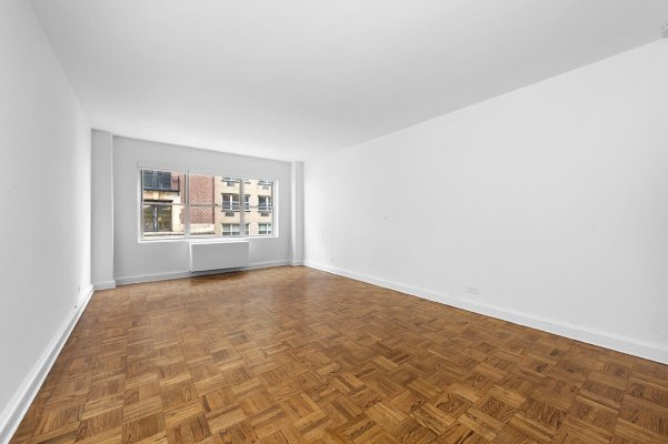 Spacious Studio Midtown East