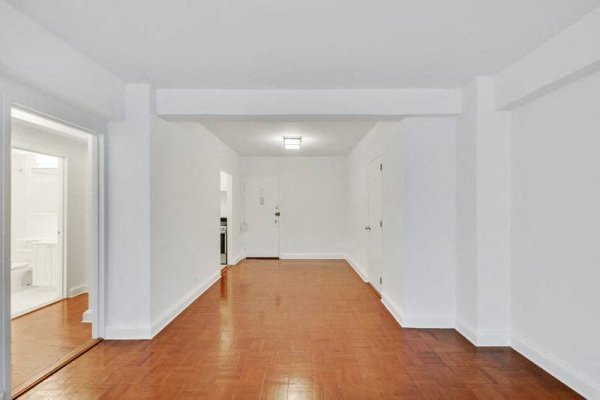 _Midtown East Dining Area