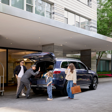 People arriving to a Rudin property