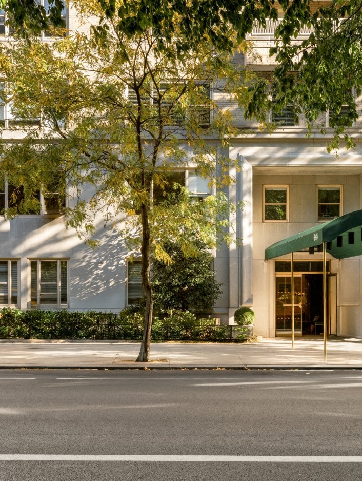The entrance to 945 5th Avenue.